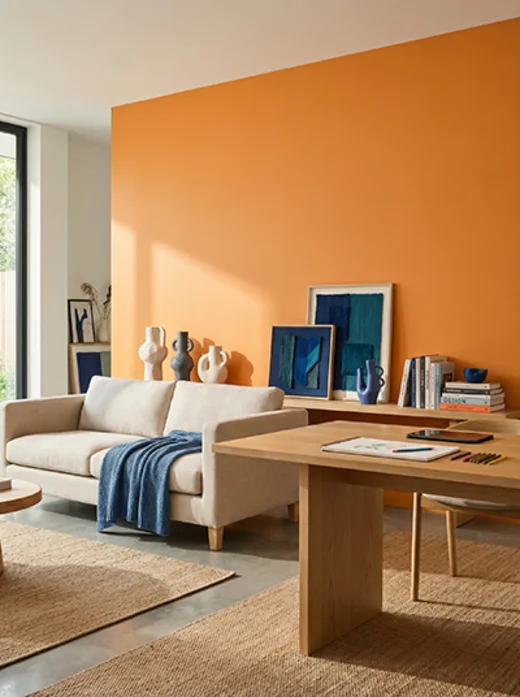 Sala com parede laranja Pumpkin da cartela Lukscolor
